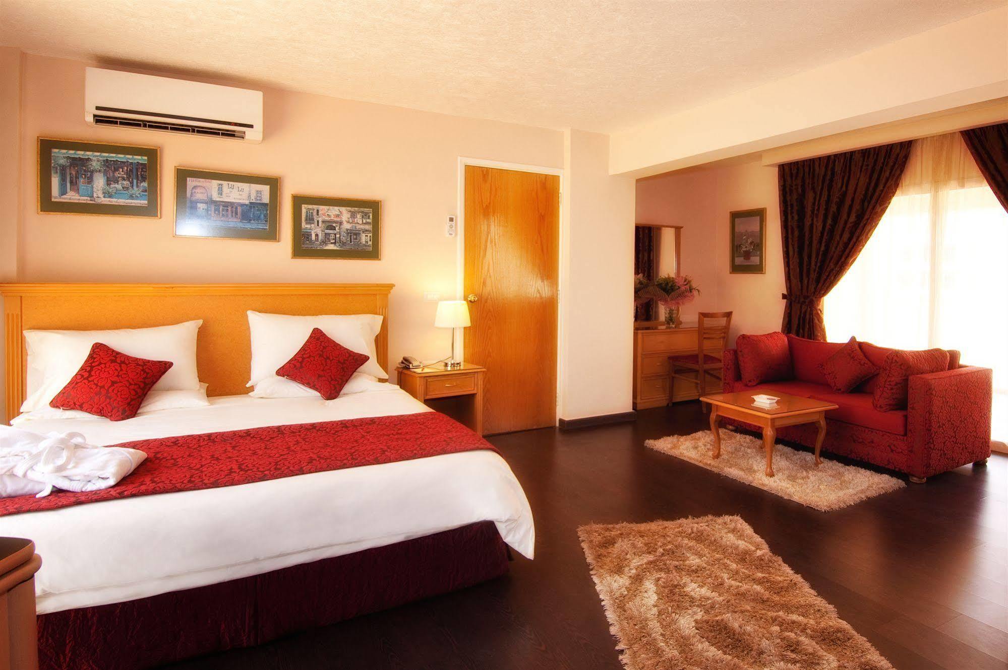 Rawche Universal Apartments Beirut Bagian luar foto